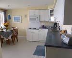 Fully equipped kitchen with dining area